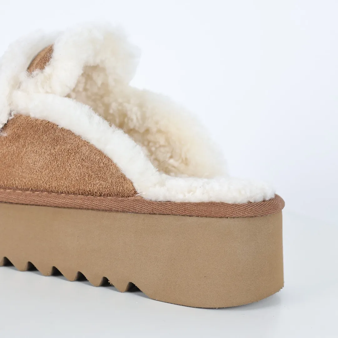Pick up locally 💰580 Core recommended good price It is a very suitable choice for home furnishings. In the new year, uug launched a series of styles, which are partial to the preferences of young consumers and have also moved to the forefront of fashion trends. Shoe body material: water-repellent coated suede upper, 17 mm UGGPURE™ implantable wool insole, lightweight non-slip and comfortable rubber outsole, with brand LOGO and trademark, with full packaging Size: 35 36 37 38 39 40